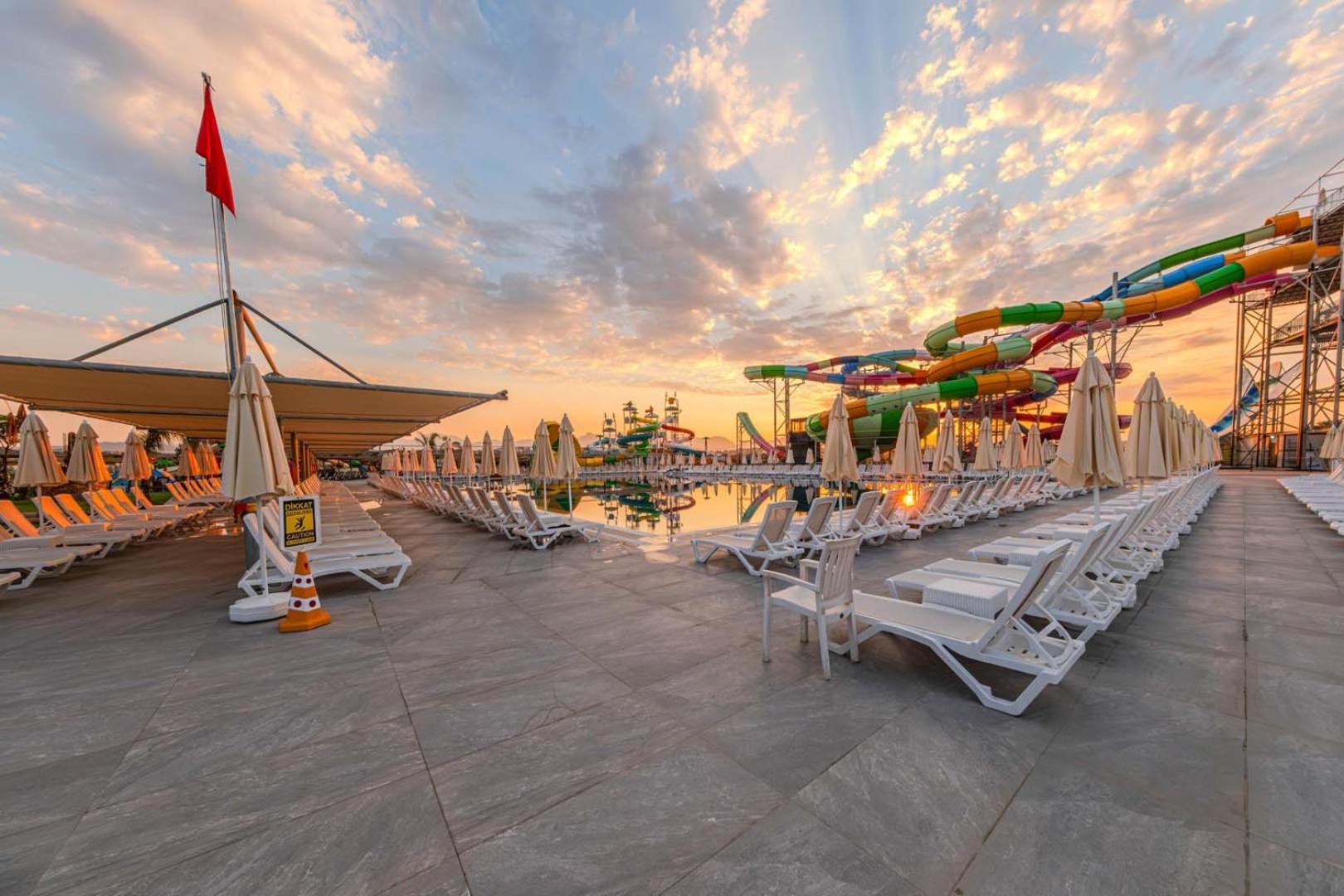 Dream Fun World Hotel Side Exterior photo