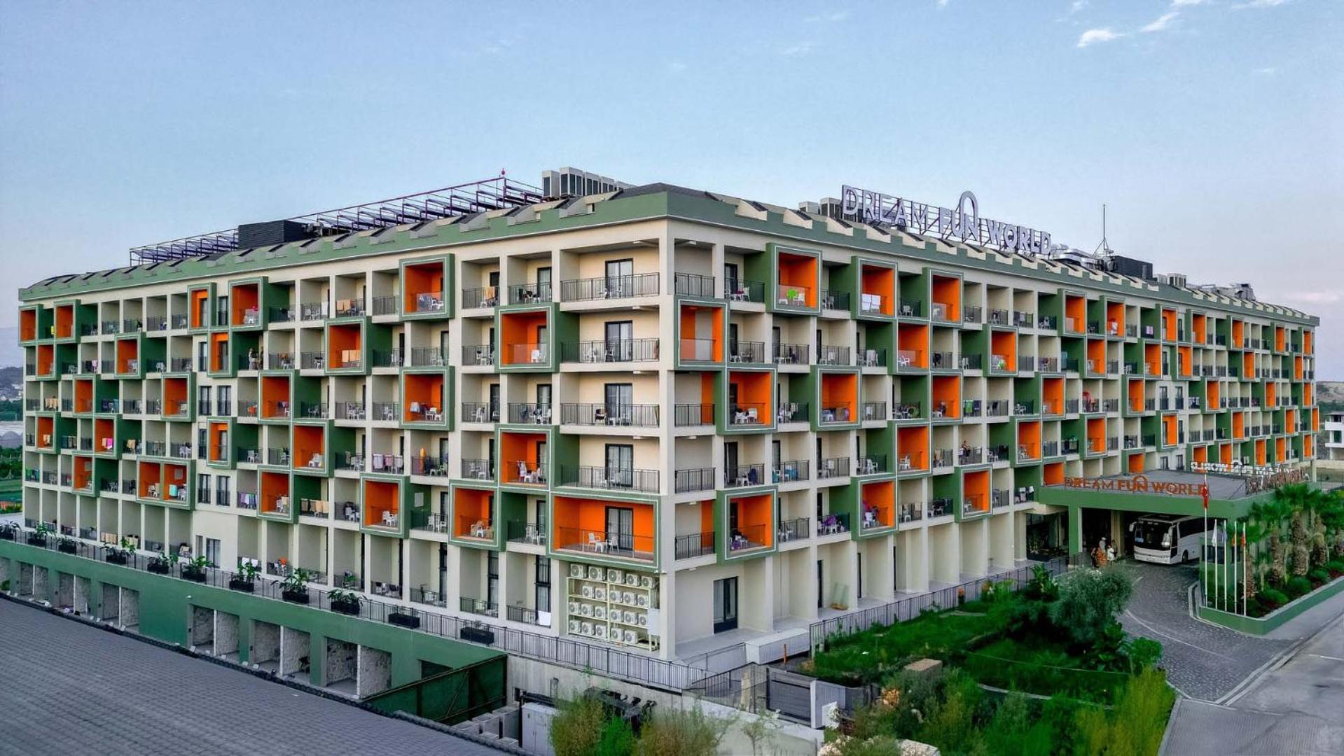 Dream Fun World Hotel Side Exterior photo